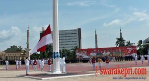 Paskibraka Mengibarkan Bendera Merah Putih