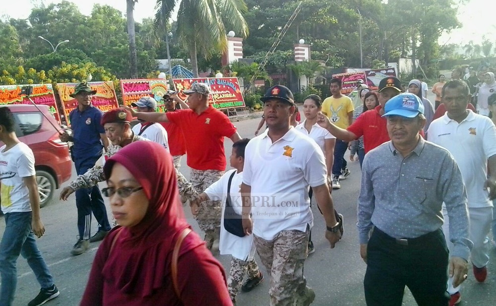 Iman Sutiawan bersama warga mengikuti jalan sehat Partai Gerindra