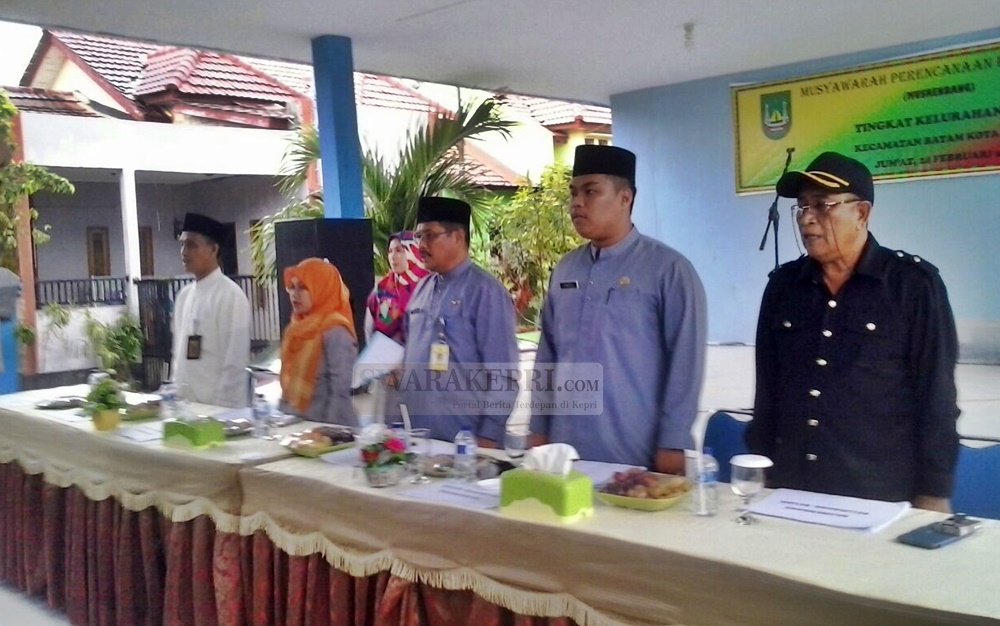 Menyanyikan Lagu Indonesia Raya sebelum Rapat Musrenbang di mulai