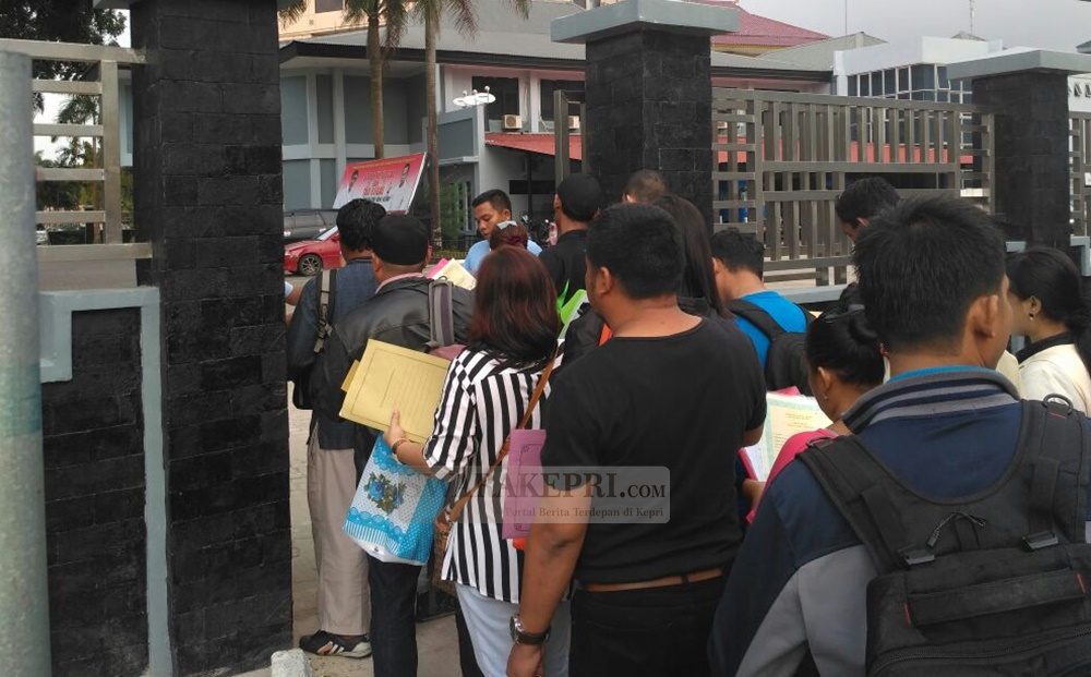 Antrian pengurusan paspor di kantor imigrasi batam1