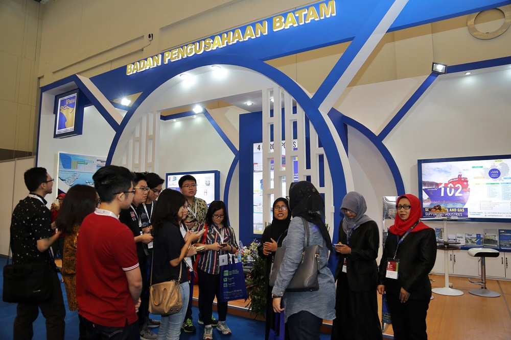 Kunjungan Mahasisa dan dosen dari Swiss - German University di stand BP Batam