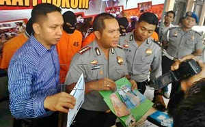 Kombes Asep Safrudin(tengah) saat menggelar ekspos di Mapolresta Barelang/koko