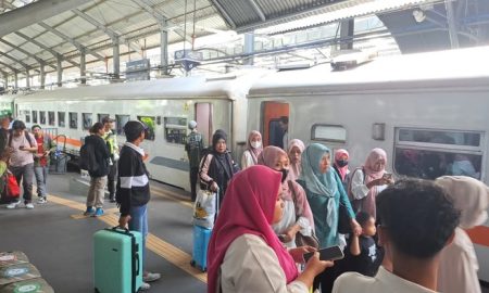 Penjualan Tiket KA Nataru Meningkat, Stasiun Surabaya Pasarturi Jadi Stasiun Keberangkatan Terfavorit. Sumber : VRITIMES.com