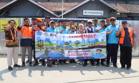 Dokumentasi KAI Daop 1 Jakarta Bersama Serikat Pekerja dan Komunitas Railfans Melakukan Sosialisasi Keselamatan di Perlintasan Sebidang Rangkasbitung