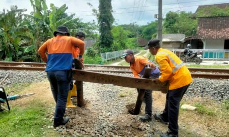 Jaga Keselamatan Perjalanan KA, KAI Daop 4 Tutup Perlintasan Sebidang di Grobogan. (Sumber: VRITIMES.com)