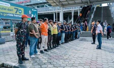 KAI Daop 1 Jakarta dan Komunitas Sadulur Spoor Ajak Warga Bekasi Berbudaya Disiplin di Perlintasan Sebidang. (Sumber: VRITIMES.com)