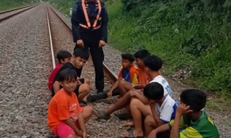 KAI Daop 2 Bandung Tegas Larang Masyarakat Beraktivitas di Jalur Rel Saat Ramadan, Langgar UU Bisa Terancam Sanksi Pidana. (Sumber: VRITIMES.com)