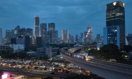 Selama Bulan Ramadan 2026, Pengguna LRT Jabodebek Boleh Buka Puasa di Kereta hingga Pukul 19.00 WIB. (Sumber: VRITIMES.com)