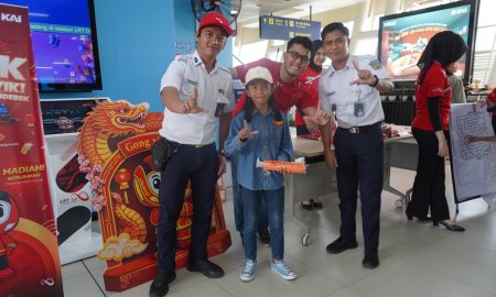 Semarak Imlek, LRT Jabodebek Bagi-bagi Souvenir ke Pelanggan di 3 Stasiun (Sumber: VRITIMES.com)