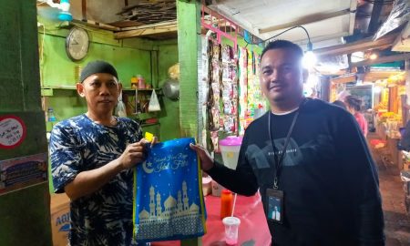 BRI Jakarta Kalimalang Salurkan Berkah Ramadhan Bagi Pedagang Pasar Inpres Pondok Bambu. (Sumber : VRITIMES.com)