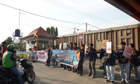 KAI Divre IV Tanjungkarang Ingatkan Masyarakat Dilarang Beraktivitas di Jalur Kereta Api. (Sumber: VRITIMES.com)