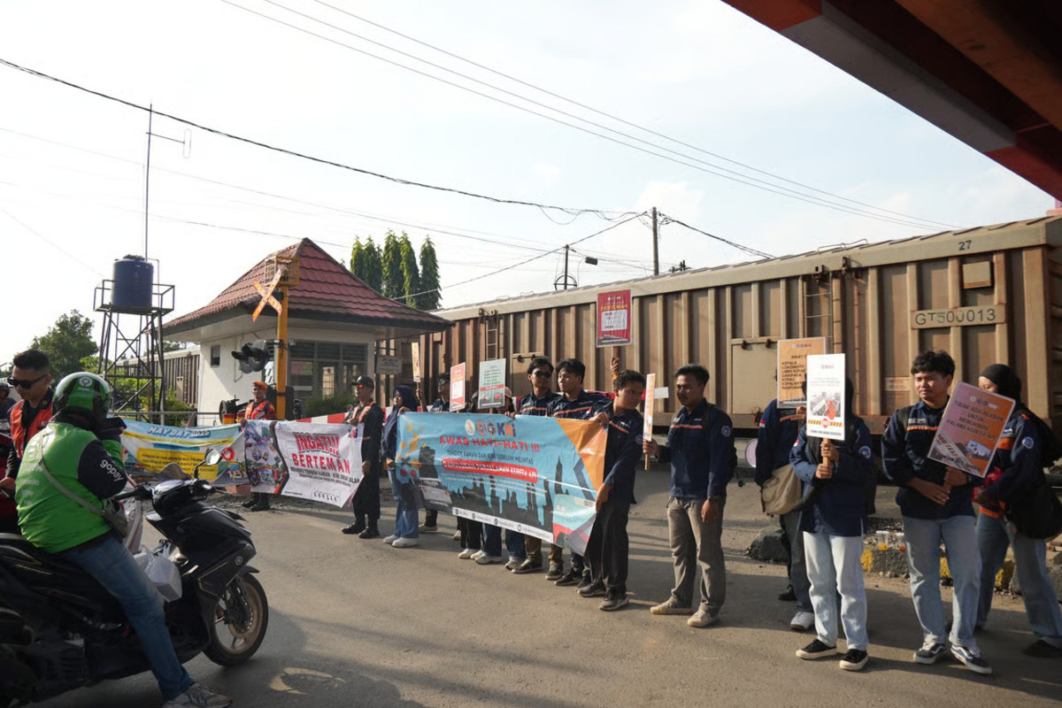 KAI Divre IV Tanjungkarang Ingatkan Masyarakat Dilarang Beraktivitas di Jalur Kereta Api. (Sumber: VRITIMES.com)