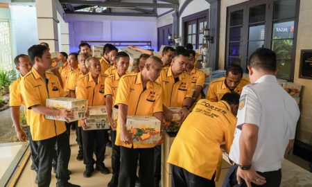 KAI Salurkan 580 Paket Sembako melalui TJSL sebagai Bentuk Kepedulian terhadap Pekerja Pendukung Layanan. (Sumber : VRITIMES.com)