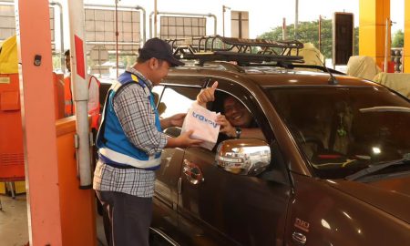 Semarakkan Ramadan 1447H, JTT Bagikan Ribuan Paket Takjil di Gerbang Tol Trans Jawa. Sumber : VRITIMES.com