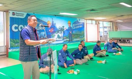 Direktur Utama Krakatau Steel, Dr. Akbar Djohan beserta jajaran pada forum sarasehan bersama karyawan pabrik Hot Strip Mill dan Cold Rolling Mill Krakatau Steel