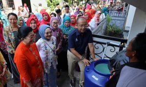 Sambut Hari Kartini, PAM JAYA dan TP PKK Bagi Toren Air Gratis kepada Para Ibu Pejuang Keluarga. (Sumber : VRITIMES.com)