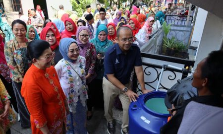Sambut Hari Kartini, PAM JAYA dan TP PKK Bagi Toren Air Gratis kepada Para Ibu Pejuang Keluarga. (Sumber : VRITIMES.com)