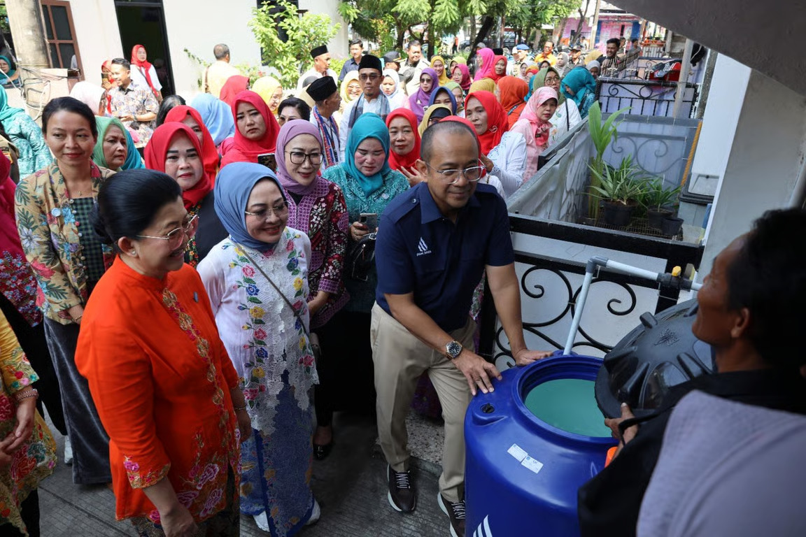 Sambut Hari Kartini, PAM JAYA dan TP PKK Bagi Toren Air Gratis kepada Para Ibu Pejuang Keluarga. (Sumber : VRITIMES.com)