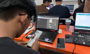 Telkom AI Center Makassar dan GDGoC UNM Latih 20 Talenta Muda di Bidang Robotics dan IoT (1). Sumber : vritimes.com
