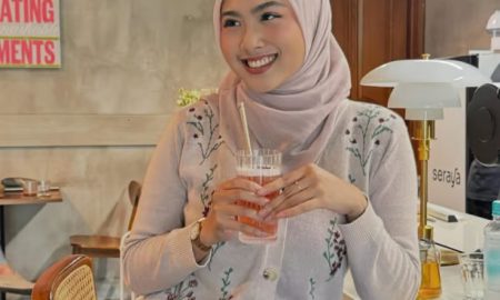 Dari Kuliah Sampai Sukses Jadi Influencer, Afina Syifa Ungkap Alasan Masih Setia Pakai Hijab Paris napocut. (Sumber : VRITIMES.com)