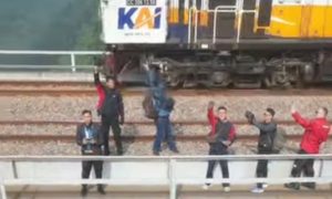 KAI Daop 2 Bandung Larang Masyarakat Masuki Area Terbatas Perekeretaapian Demi Keselamatan. (Sumber : VRITIMES.com)