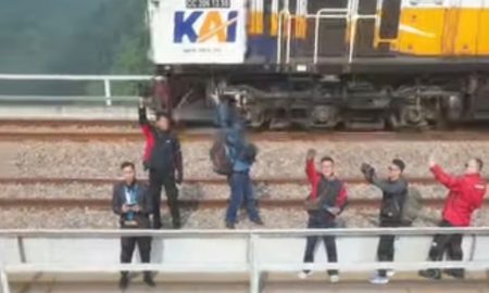 KAI Daop 2 Bandung Larang Masyarakat Masuki Area Terbatas Perekeretaapian Demi Keselamatan. (Sumber : VRITIMES.com)