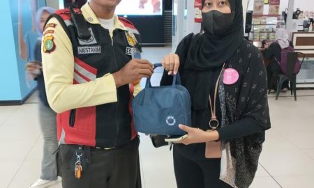 Mobilitas Tinggi Picu Kelalaian, Puluhan Barang Tertinggal Setiap Hari di LRT Jabodebek. (Sumber : VRITIMES.com)