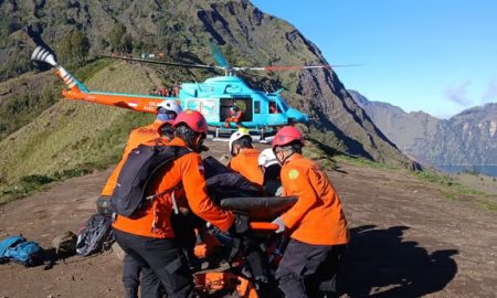 Helikopter FINNS Search & Rescue berhasil evakuasi wisatawan terluka dari Gunung Rinjani. (Sumber : VRITIMES.com)