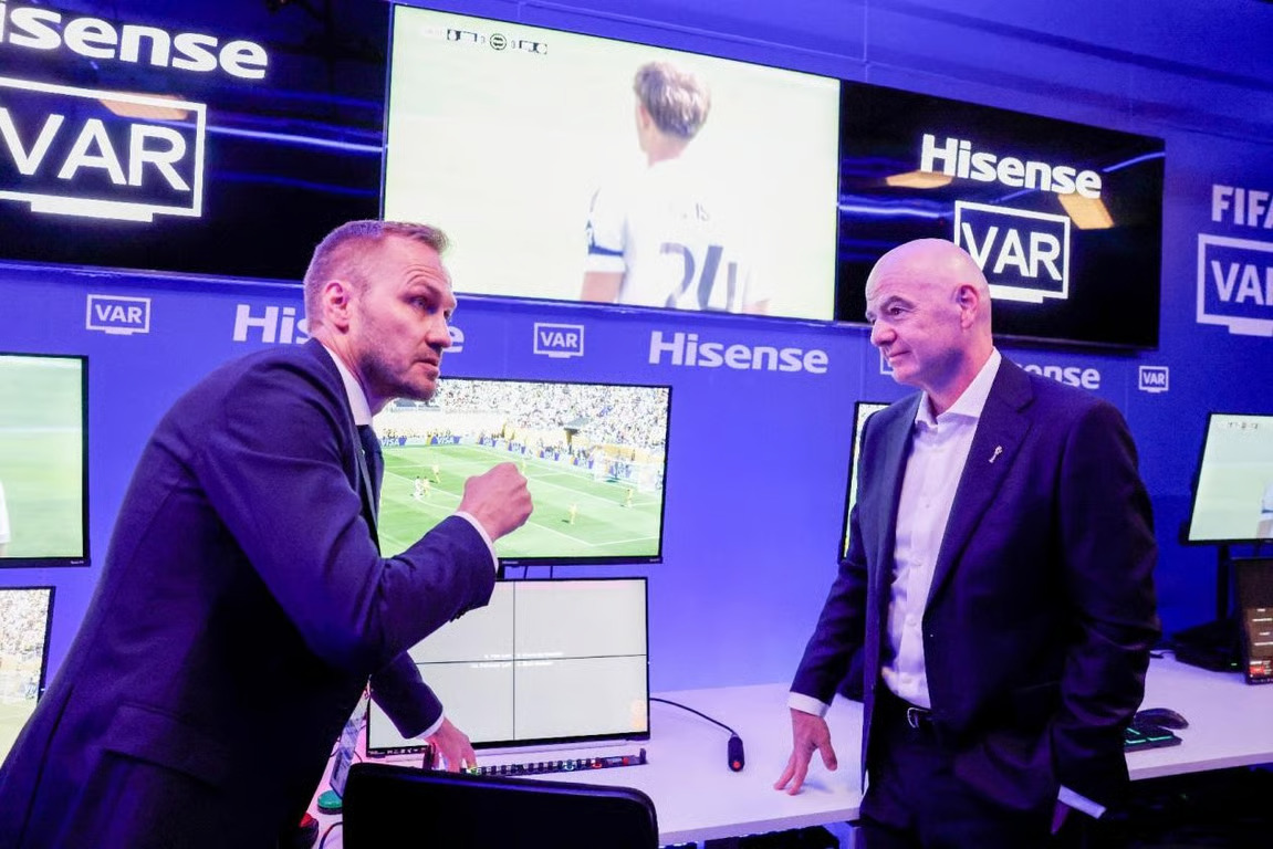 Hisense TV RGB-MiniLED Jadi Layar Resmi IBC Piala Dunia FIFA 2026™ Presiden FIFA Uji Langsung Sistem VAR. sumber : vritimes.com