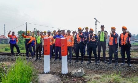 KAI Bersama Unsur Kewilayahan Perkuat Keselamatan dengan Penataan Akses Jalur Kereta di Kampung Cipondang. (Sumber : VRITIMES.com)