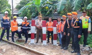 KAI Daop 1 Jakarta Bersama Pemangku Kepentingan Tutup Dua Perlintasan Liar, Perkuat Keselamatan Perjalanan Kereta Api. sumber : vritimes.com