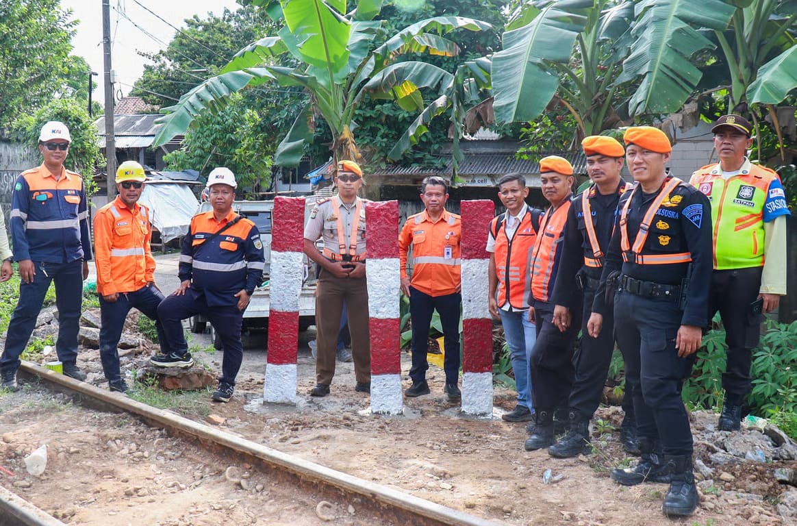 KAI Daop 1 Jakarta Bersama Pemangku Kepentingan Tutup Dua Perlintasan Liar, Perkuat Keselamatan Perjalanan Kereta Api. sumber : vritimes.com