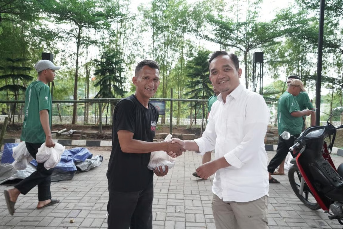 Momen Iduladha, LRT Jabodebek Distribusikan Daging Kurban kepada Warga & Yayasan Sekitar Operasional. (Sumber : VRITIMES.com)