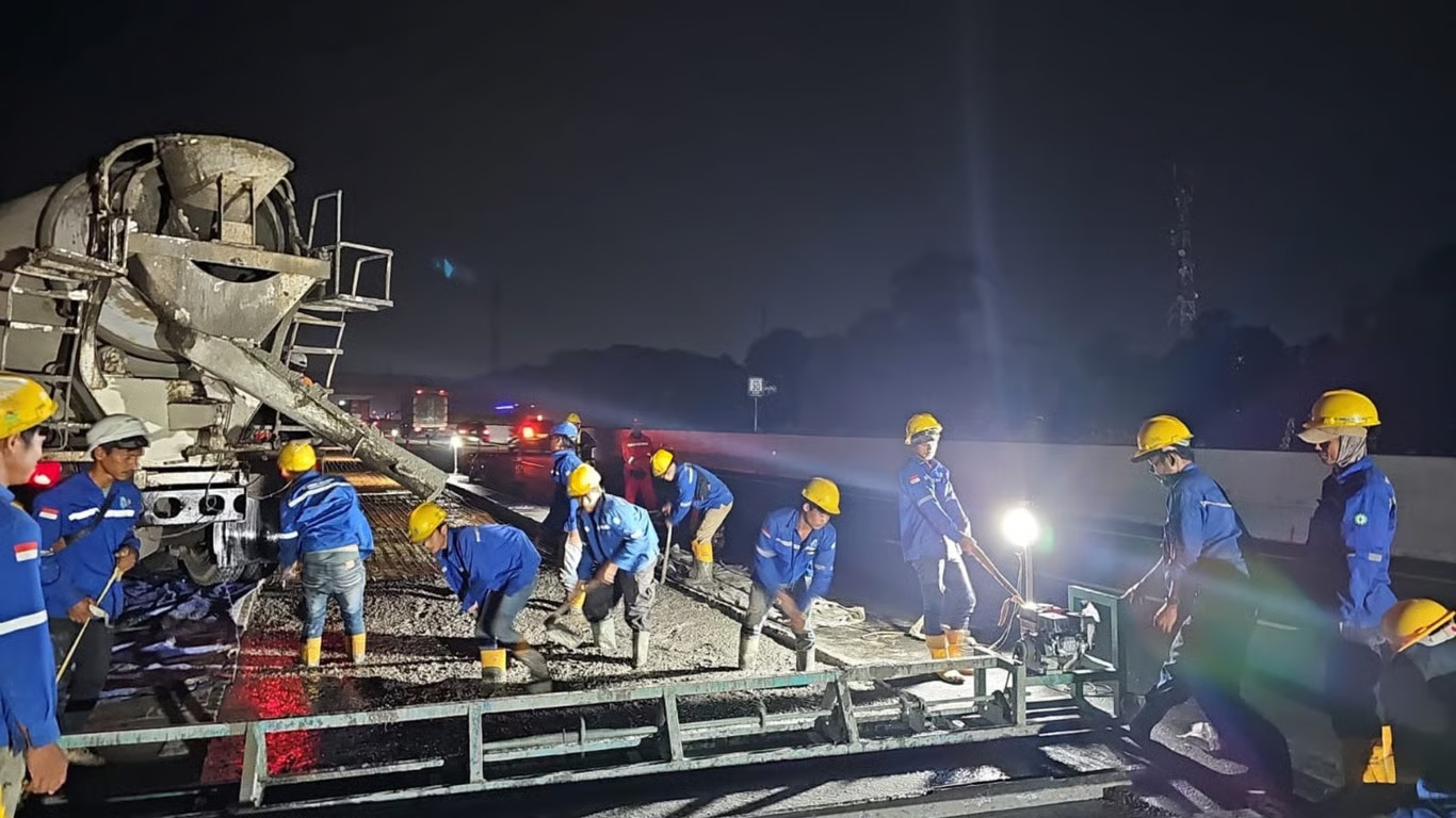 Dukung Keamanan dan Kenyamanan Pengguna Jalan, PT Jasamarga Tollroad Maintenance Laksanakan Pekerjaan Preservasi di Ruas Jalan Tol Jagorawi. sumber : vritimes.com