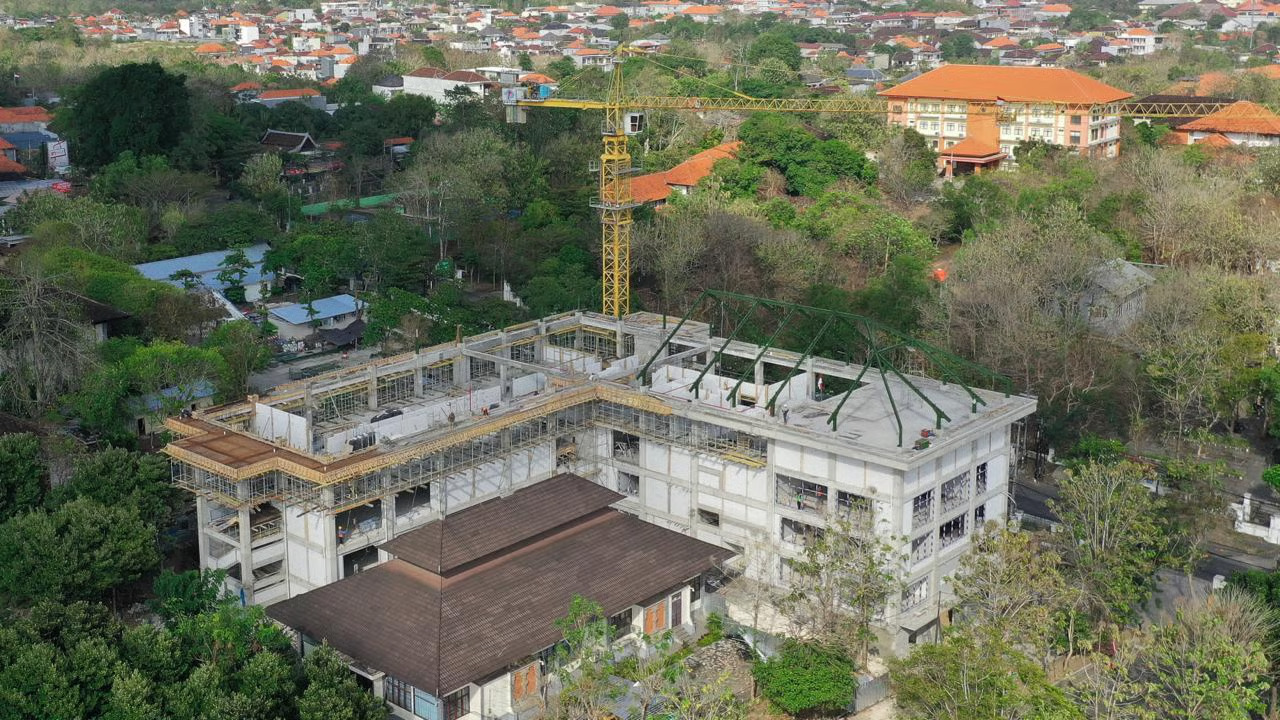 Membangun Masa Depan Riset dan Teknologi, Pembangunan Gedung L-SSIT Universitas Udayana Capai Progres 47,11%. sumber : vritimes,com