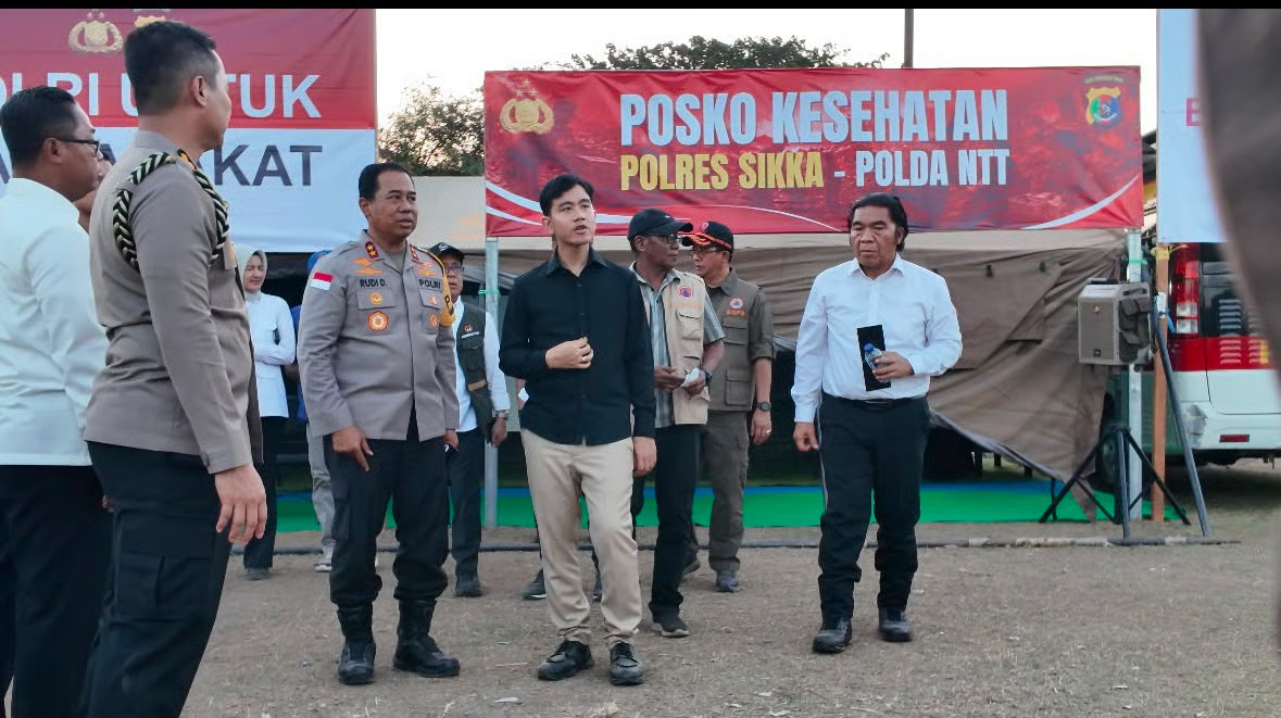 Polda NTT Dampingi Wapres Gibran dari Sekolah hingga Tenda Pengungsian, Pastikan Korban Gempa Terlayani. SUMBER : vritimes.com