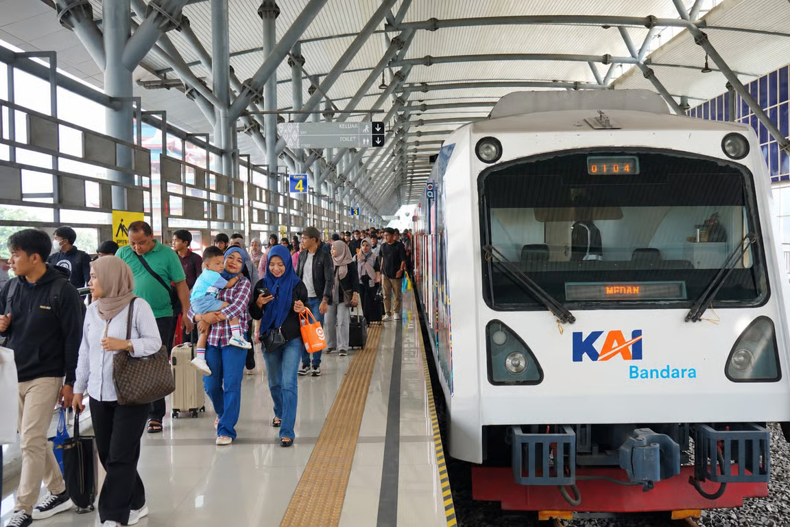 KA Srilelawangsa Tertemper Kendaraan di Perlintasan Resmi Terjaga Binjai, Perjalanan Kereta Tetap Aman. SUMBER : VRITIMES.COM