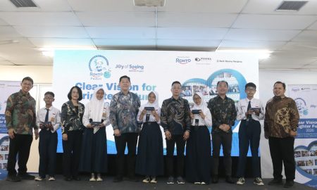 Rohto Indonesia Bagikan 2.000 Kacamata Gratis untuk Pelajar, Lansia, dan Operator Pabrik. SUMBER : VRITIMES.COM