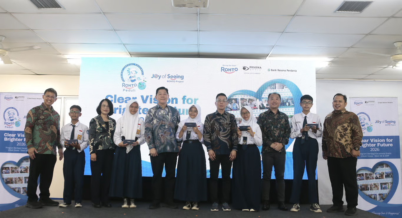 Rohto Indonesia Bagikan 2.000 Kacamata Gratis untuk Pelajar, Lansia, dan Operator Pabrik. SUMBER : VRITIMES.COM
