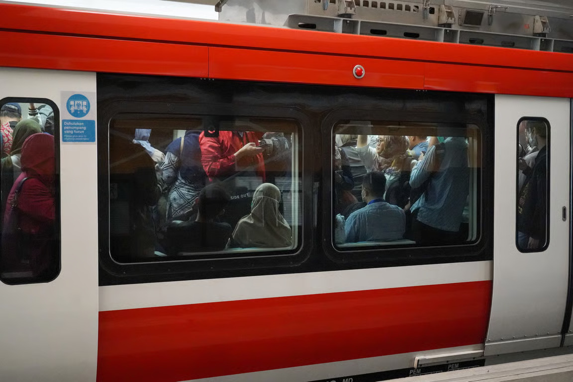 Sebanyak 514 Barang Tertinggal di Bulan Oktober, LRT Jabodebek Perhatikan Kembali Barang Bawaan Anda. SUMBER : VRITIMES.COM